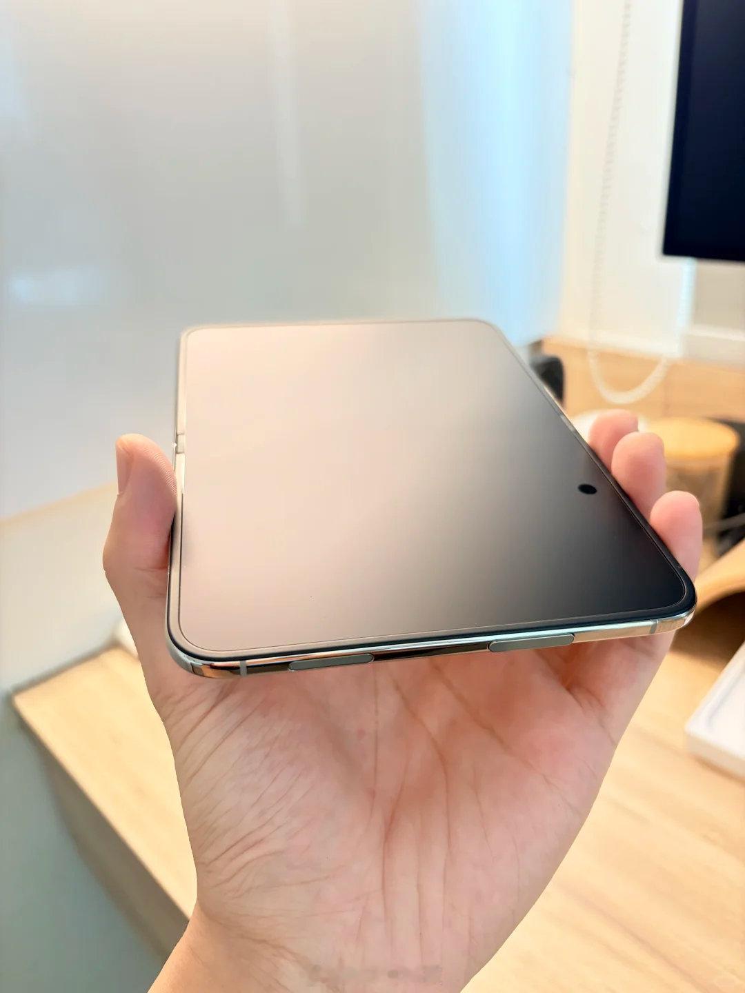 #iPhoneDuo一周折痕感受#
都不用一周了，一天就能有这么大的变化 [笑cry]
物理规律根本跑不了，就算是苹果也不能幸免 [允悲] ​