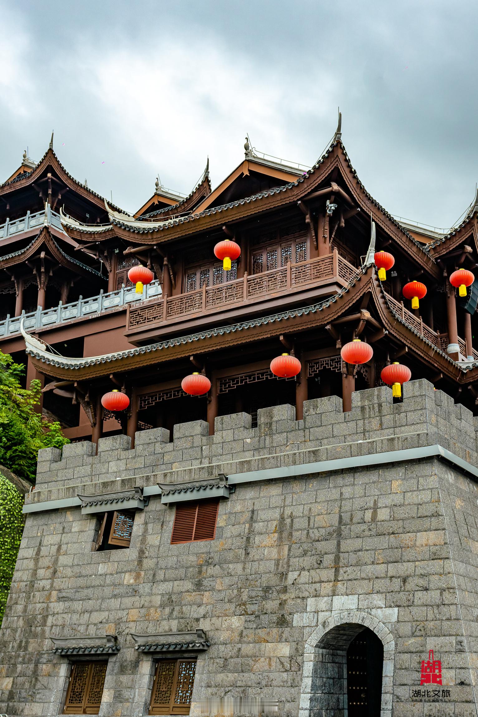 荆楚大地秋意正浓，这个国庆不如去“神武峡”走走，为祖国庆生！🎂

山河壮美，盛世华诞。湖北的秋天风光正好，“神武峡”国际生态文化旅游路线串起7处世界级自然与文化地标、9个国家5A级旅游景区，用荆楚大地的旖旎景色，向伟大祖国献礼✨

神农架｜华中屋脊，原始生态秘境
这里有“华中屋脊”神农 ​