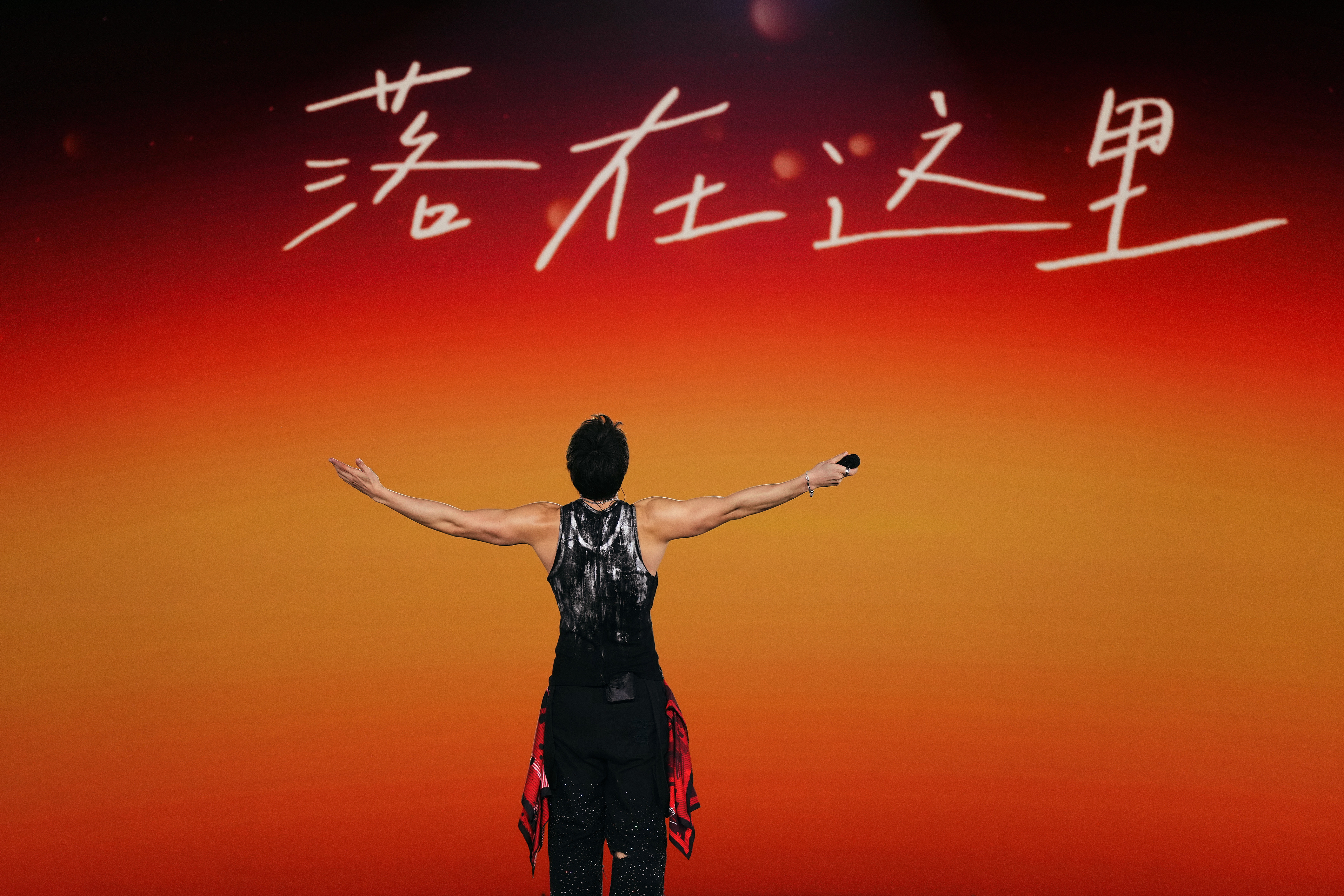 #王力宏[超话]# 「最好的地方Ⅱ」合肥转接📷

庐州晚风接住满场人声，数万人一同诉说心底秘密，所有遗憾与悸动，都在二哥琴声里和青春撞了个满怀。#王力宏最好的地方巡回演唱会##王力宏合肥演唱会# ​