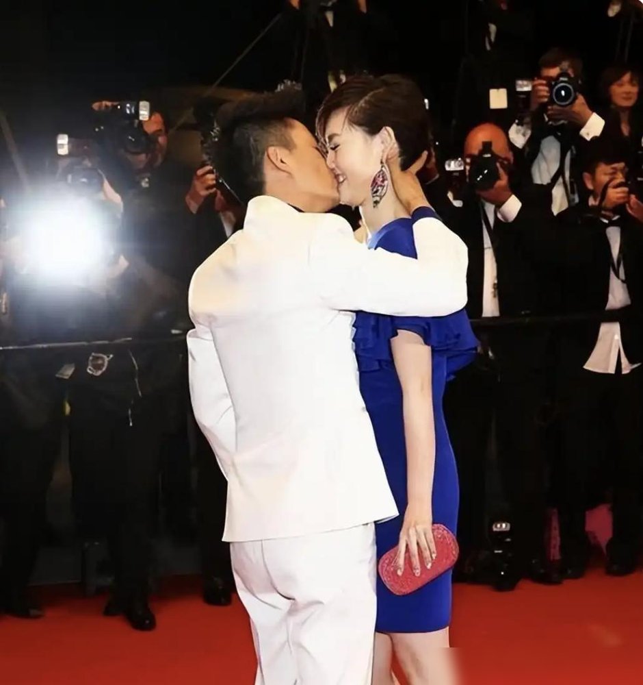 陈晓陈妍希官宣离婚那天，没人意外。回头翻早两年的同框视频，女方笑着往他肩上靠，他身体僵得像块门板，手插兜里，眼睛看地。
再看何正德跟林恬儿，结婚十年，走红毯时他手永远虚扶在她腰后，她说话他侧头听，那眼神里的专注，装不出来。
王宝强马蓉更典型，当年机场被拍，她全程盯着手机，他推行李车回头找她，她连