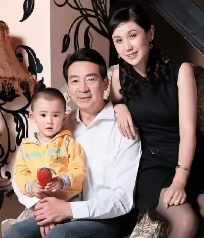 21岁年龄差不被看好，他用三年真心，把一场心动熬成余生安稳

49岁的寇振海向演员李婷表白，没想到，李婷拒绝的说：寇老师，你比我大，就算我接受你，我爸妈也接受不了！可寇振海却没有放弃，只是坚定地说道：“我会排除一切阻碍的。”

那天杀青宴结束，李婷回了房间。她关上门，背靠着门板站了一会儿。寇振海那句