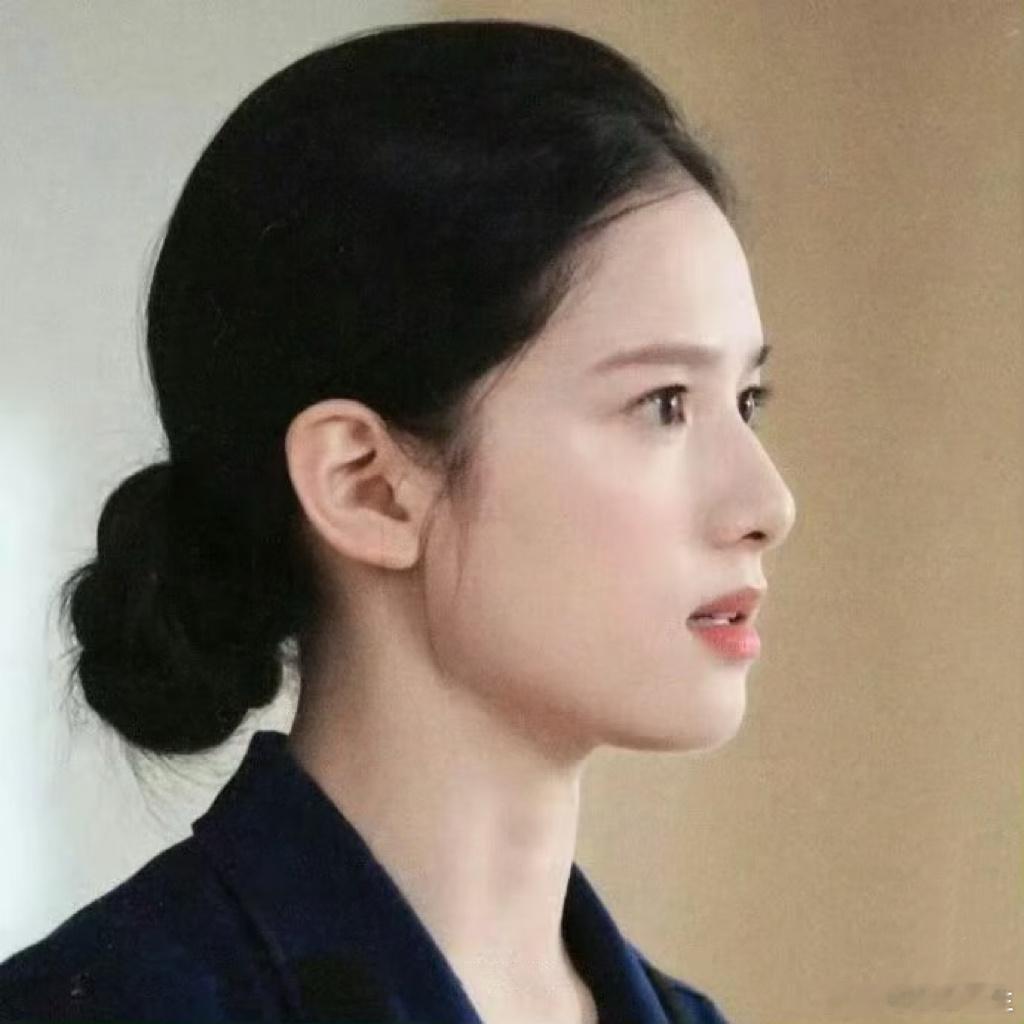 张婧仪自曝头围58cm，但看起来完全不显头大脸宽！因为普通人头大是横向外扩，而她的头大是纵向立体生长，头骨纵深饱满、高颅顶、头型圆润规整。

完美的头骨基底，地母系的电影脸，钝感高级、温柔又有力量！

一、轮廓骨相

✅属于标准方圆阔面脸型，教科书级别的完美头骨、顶级头包脸比例，哪怕大光明 ​