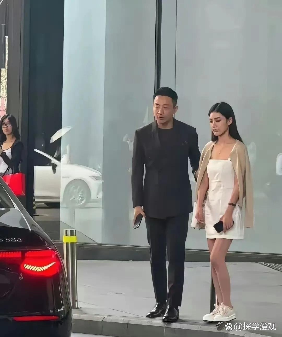 街头偶遇汪小菲马筱梅两口子，女方一脸不悦，感觉是要的包包没给买，又在发脾气 ​