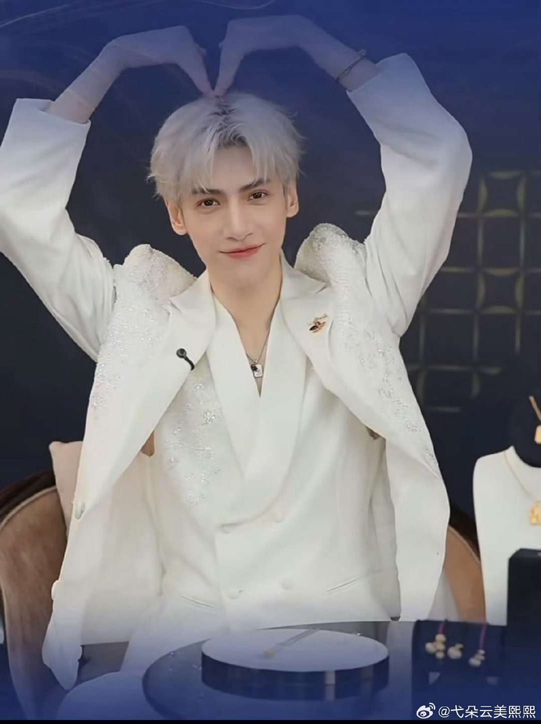 #半是蜜糖半是伤 于中中巅峰#lyx#罗云熙熙界无限剧场巡回演唱会# 
因为袁帅惊艳，一眼爱上罗云熙。没有一番罗云熙的颜值、演技扛剧，那就会没有蜜糖全是伤了[哈哈]
有空来看罗云熙的剧，来看罗云熙的巡回演唱会啊！​