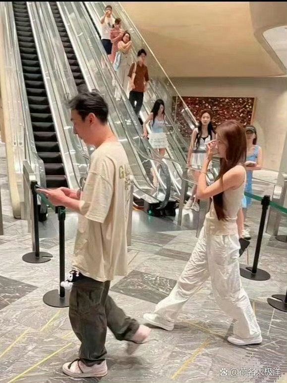 王校长大概率是不会再回国了！手头能卖的基本都清完了。公司卖了，豪宅卖了，保时捷918卖了，兰博基尼LP700卖了，劳斯莱斯幻影也卖了。王健林年纪摆在那儿，往后就是王思聪说了算。 ​