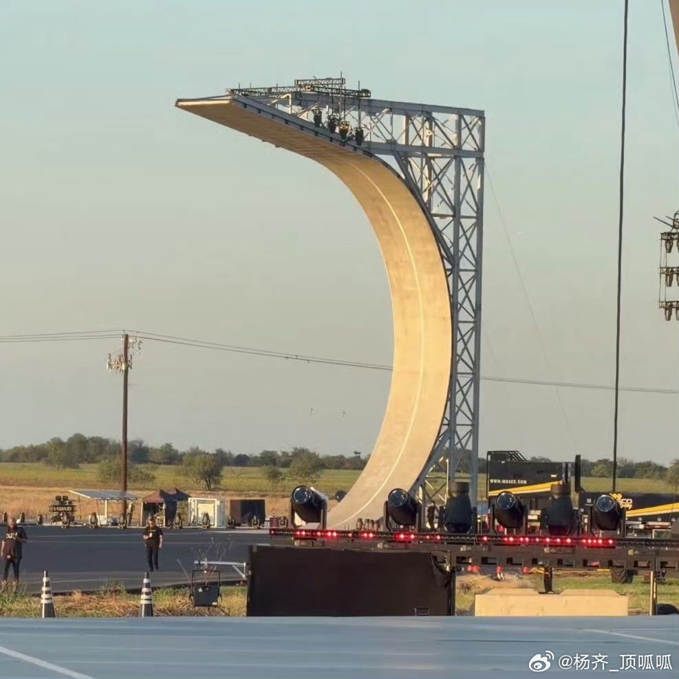 特斯拉Roadster在得州SpaceX基地的发布会，最让人后背发凉的其实不是那0.81秒的极限加速，而是它把“飞行”这件事从科幻片里拽出来，用一套严密的工程逻辑闭环给硬生生落地了。

在流量裹挟的科技圈，我们见惯了太多靠PPT和概念视频堆出来的“大饼”。但这次马斯克没玩虚的，A71冷气推进系统配合底盘风 ​