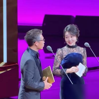 李乃文跟闫妮说“好久没见”，闫妮当场给撅回去了：前两天刚见过，装什么装。
全场都笑，李乃文也不慌，顺着杆就往上爬，说想给闫妮当助理学表演。闫妮更狠，直接问：剧本、椅子、水杯，你记得住吗？
李乃文一看斗不过，立马把台下的胡军拽进来挡枪。胡军也不客气，红毯上就吐槽他“就知道吃”。
这仨人凑一块，是