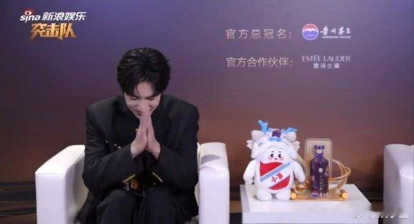 #赵一博回应火龙果表情包# 全网到处流转的火龙果表情包，本尊终于在你好星期六聊起前因后果，赵一博回忆当时的现场，说起满脸紫红色果浆，笑着聊这个出圈梗。 ​