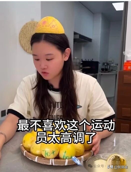 张家齐在直播间带货百香果，弹幕飘来一句吐槽，说她太高调。 换作很多人，要么瞬间慌了，急急忙忙解释自己没有；要么忍不住上头，和弹幕里的网友争辩几句。可她一点火气都没有，就带着点软软的委屈，笑着嘟囔：“我哪里高调？我没有炫耀啥，我顶多炫耀一下我的果子，我的果子多好吃。”

就这一句 “顶多”，真的很妙。