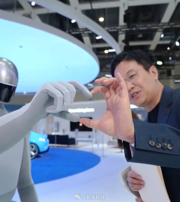 【#卢伟冰和小米机器人比心#】IFA柏林国际消费电子展现场，卢伟冰带大家云逛展。在直播中，卢伟冰与新一代小米机器人进行了碰拳、比心、石头剪刀布等互动。#卢伟冰再强调小米汽车明年出海##米家品牌正式进入欧洲# ​