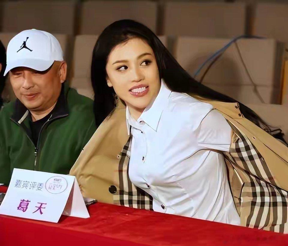 #罗鸿观察##罗爷睿评##v光计划# 葛天一句“单身”，道尽多少无奈！婚姻非儿戏，合适比将就更难！世人总爱替人操心，却不知鞋合不合脚，只有自己知道！与其催婚催生，不如尊重每个人的节奏！ ​