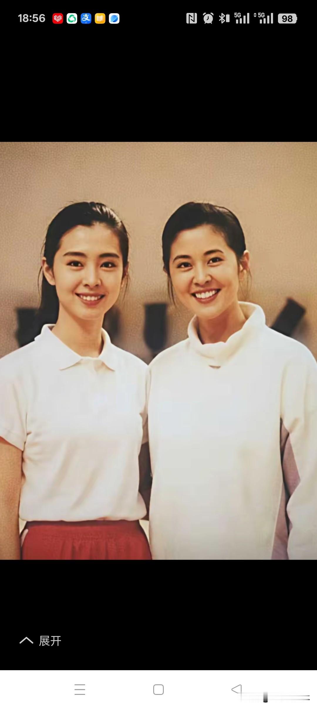 这是1992年王祖贤和倪萍的合影
还别说她俩长的还挺像的
在那个年代没有高科技
这样的脸才真的可以叫美女