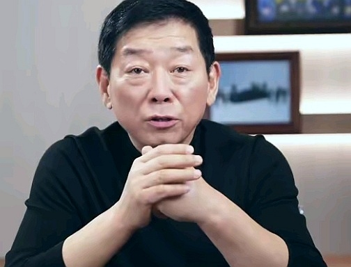 魏建军道出实情：固态电池上车至少5年，打算持币等待的人要想清楚
 
不少朋友攥着预算迟迟不下单，就等着固态电池新车。

续航上千、安全不起火，宣传画面看着很香。

魏建军一番真话提醒大家：别盲目死等，很多人可能白白耽误好几年。
 
一、实验室样品亮眼，不等于老百姓能开上车
 
很多短视频放出固态电池