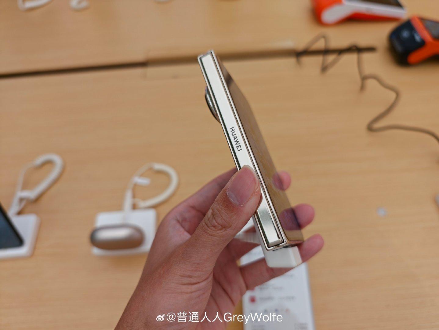 最近各种折叠手机的消息
线下又去看了看puraxmax，可能是强迫症，仍然接受不了折痕。我还是适合直板机[二哈]就等x view了
iPhone有没有可能搞出折痕控制近乎完美的工艺呢？
不过我倒是很期待苹果的软件能不能再整出引领行业的花样和适配优化[吃瓜] ​