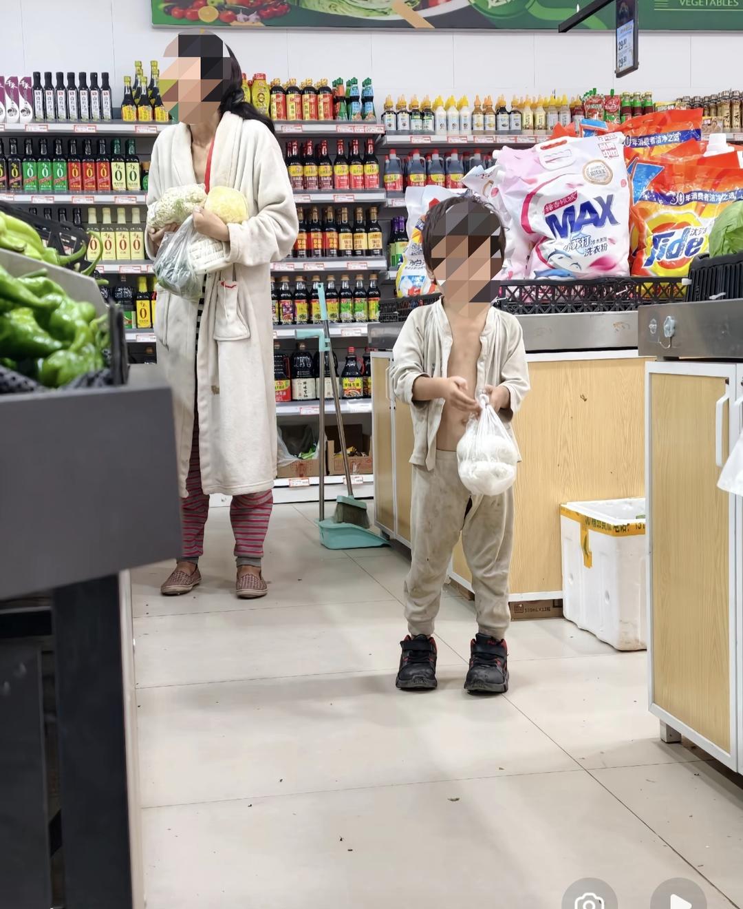 西咸新区幼童随母游荡引关注 官方称将组建工作专班帮扶
大家发现没有？最近陕西西咸新区三桥街道附近，有网友拍到三四岁小男孩衣衫不整跟着母亲四处游荡，这事很快引发不少人关注。
涉事女子是当地拆迁户，靠分得的拆迁款过日子，之前两段婚姻受挫，有轻度抑郁史没做系统治疗，戒备心特别强，平时很少跟外人交流。
从今