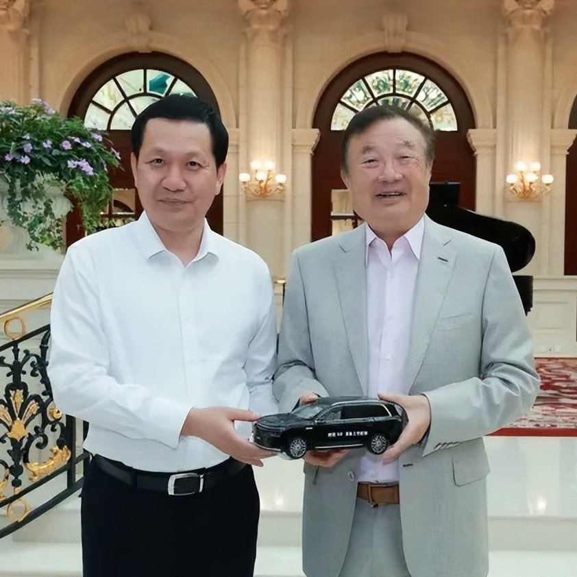 东风总经理冯长军赴深圳与任正非会晤，聚焦奕境新车深化技术协同。东风积淀造车底蕴，华为输出智能技术，以全栈原生模式联合打造产品。会谈强调造车重安全品质，为即将上市的奕境X9蓄力，强强联合探索智能汽车新范式￼。#任正非会谈东风冯长军赋能奕境##曝任正非与东风高层会谈奕境新车# ​