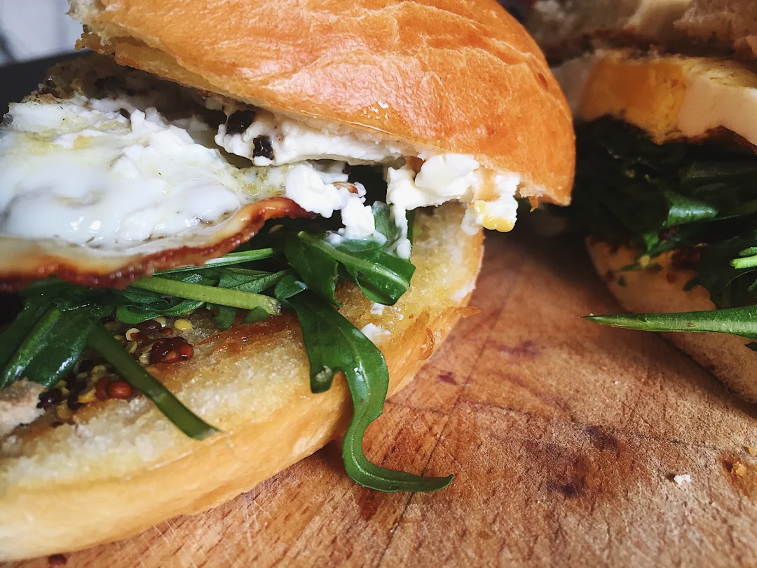 Morning🌞｜酸奶碗🥣+洋葱bagel sandwich🥯