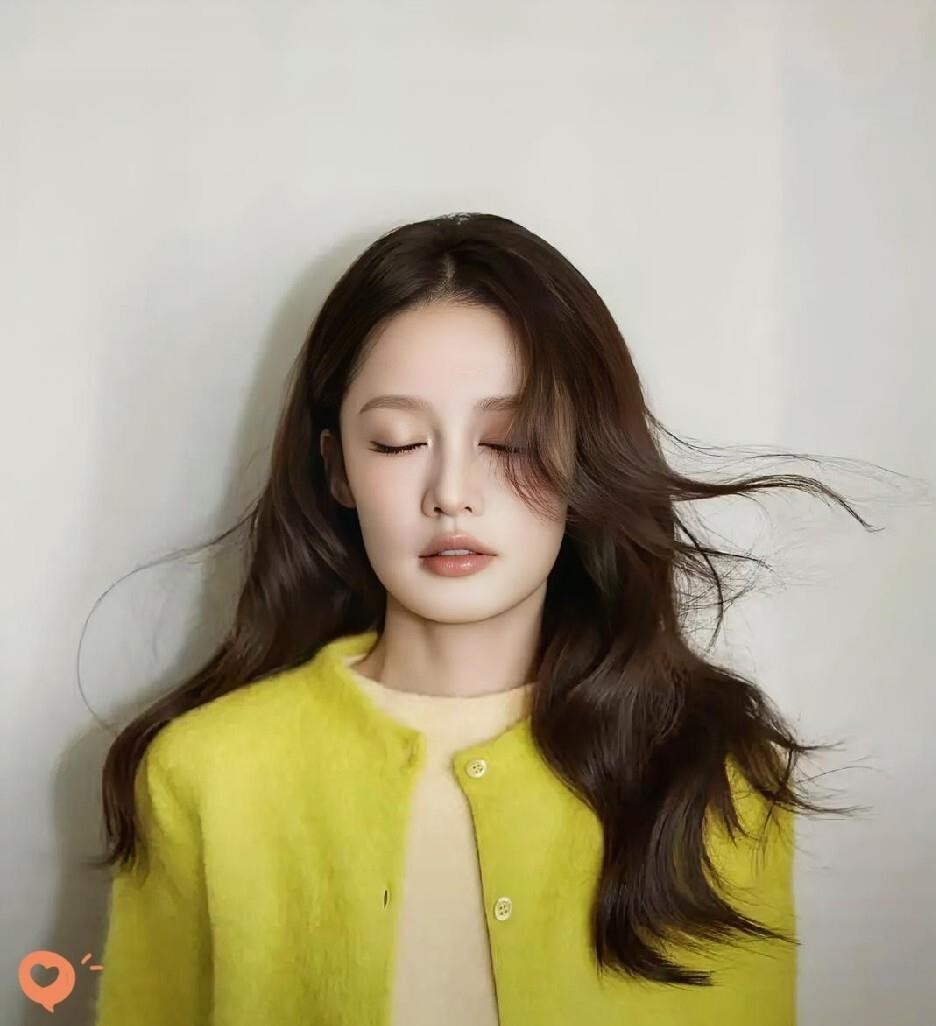 李沁36岁不结婚，根本不是没人要，是她早就不把婚姻当回事了。录综艺碰上龚俊这种会查天气备防晒、搭帐篷搬东西全包的六边形男友，主动示好她照样避嫌，事后只丢一句“节奏不一样”。说白了，她在圈里摸爬滚打18年，见多了揣着算盘的人，早看透婚姻不是人生必选项。心理学讲自我实现需求，她事业站稳了，精神独立了，找