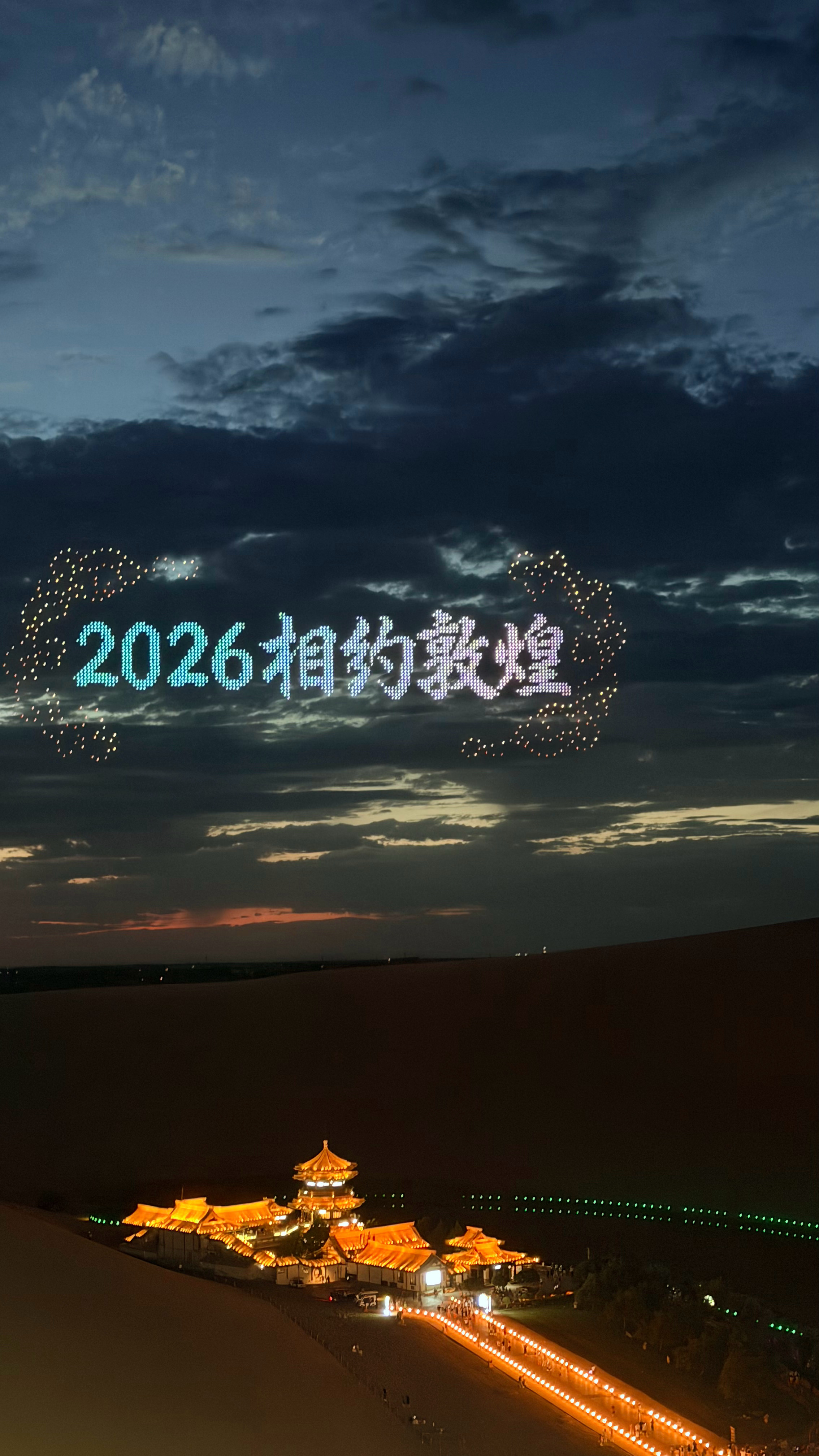 拍照还要排队 用无人机飞几下就回去了[疑问] 随机开放窟只能看八个 ​