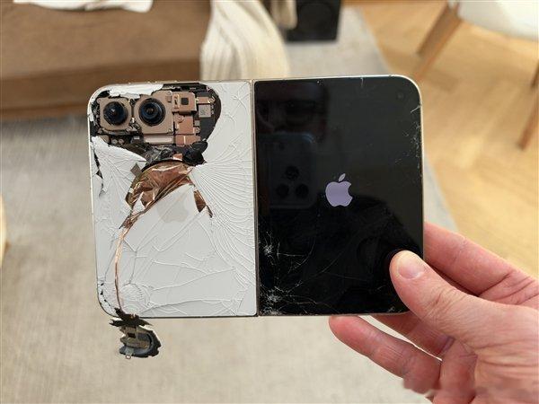 【#iPhoneDuo全球首碎#】 ​​​ ​​​​iPhone Duo在10月23日正式开卖，国行版起售价为15999元。博主samkohl在社交平台上晒出了刚到手的iPhone Duo，新机当天就被摔碎了，不少围观网友直呼“肉疼”。#iPhoneDuo内屏有两层膜##iPhoneDuo展示机指纹#

从图片来看，iPhone Duo后盖碎裂，两颗摄像头裸露 ​