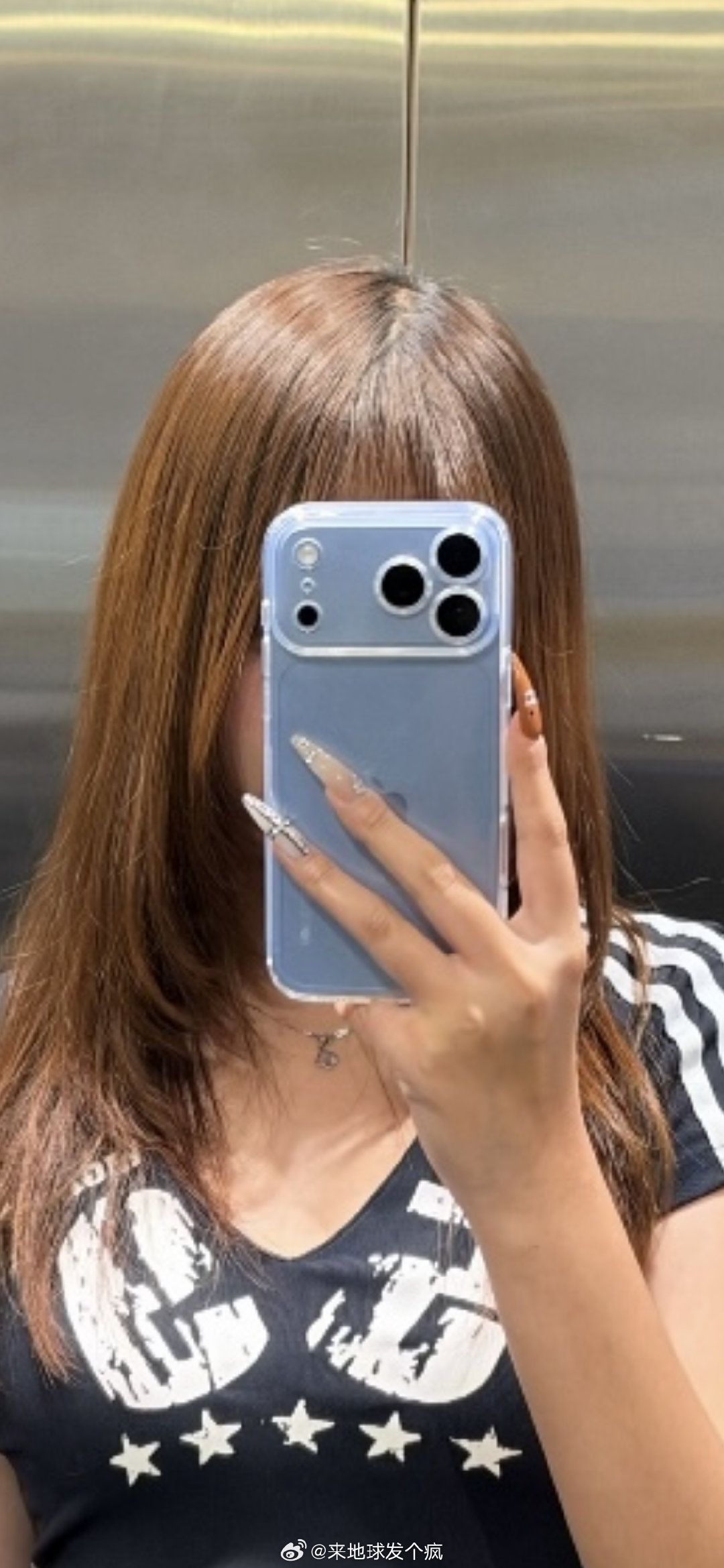 消费升级，越来越多好看的小姐姐用上了最新款2TB的iPhone 18 Pro Max！ ​