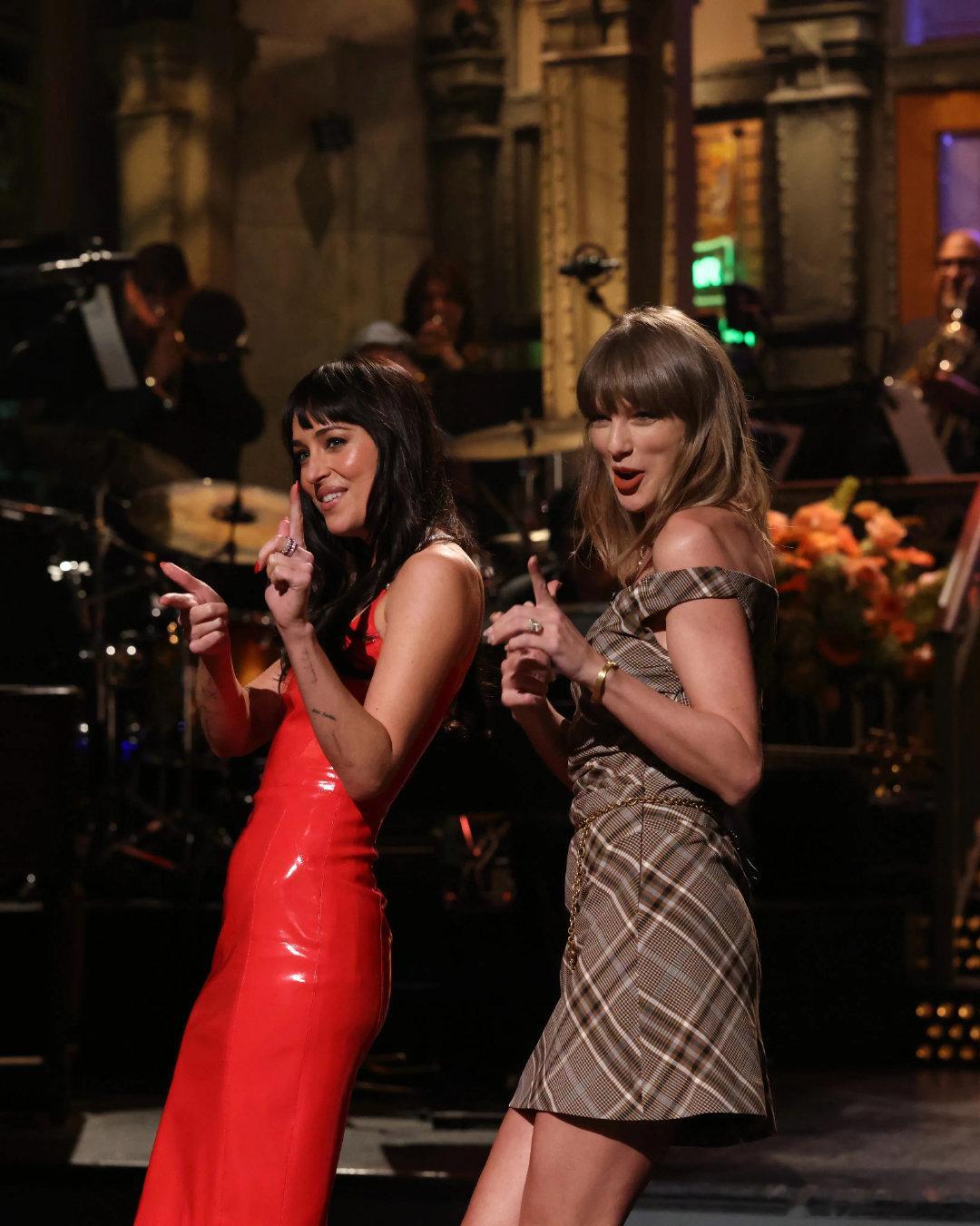 Dakota Johnson × SNL （with #Taylor Swift#） ​