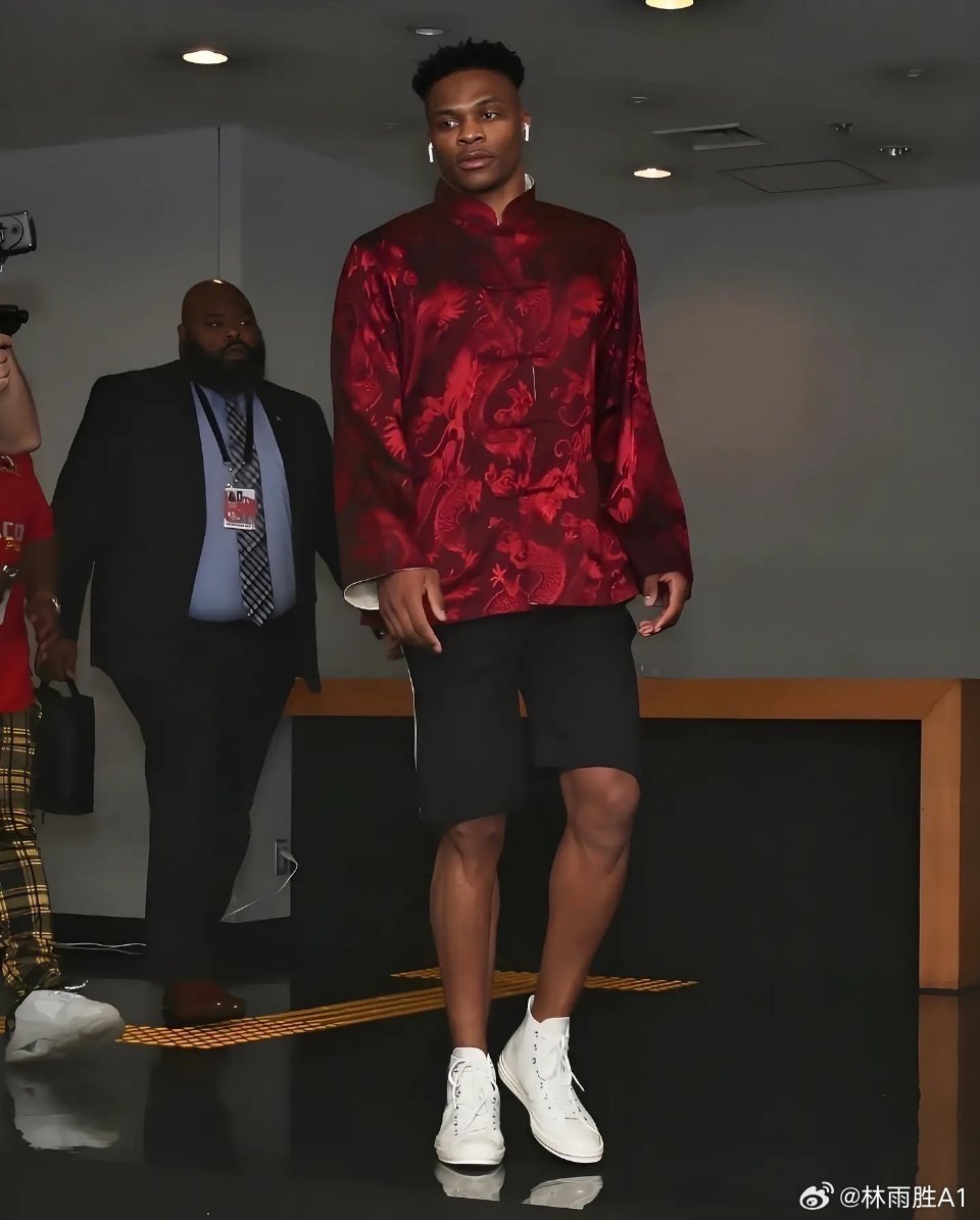 8月13日，拉塞尔·威斯布鲁克社媒发文正式退役，结束18年NBA生涯。...