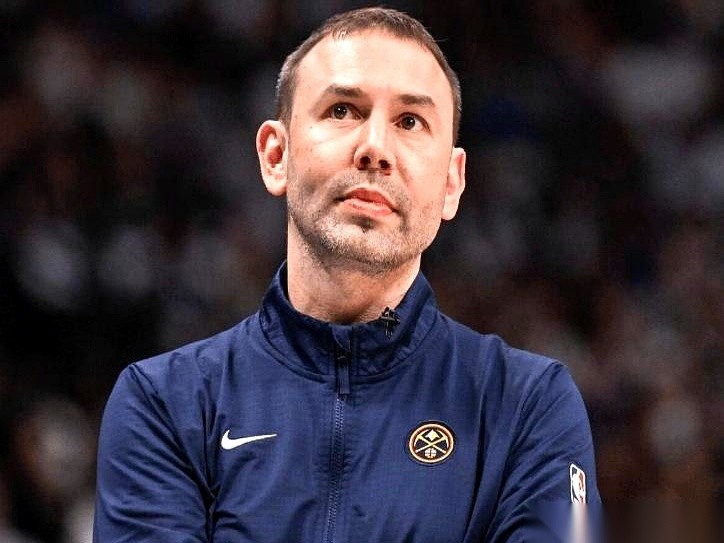 常规赛豪取60胜，东部第一，听着都吓人。但活塞队主教练的办公室里，估计...