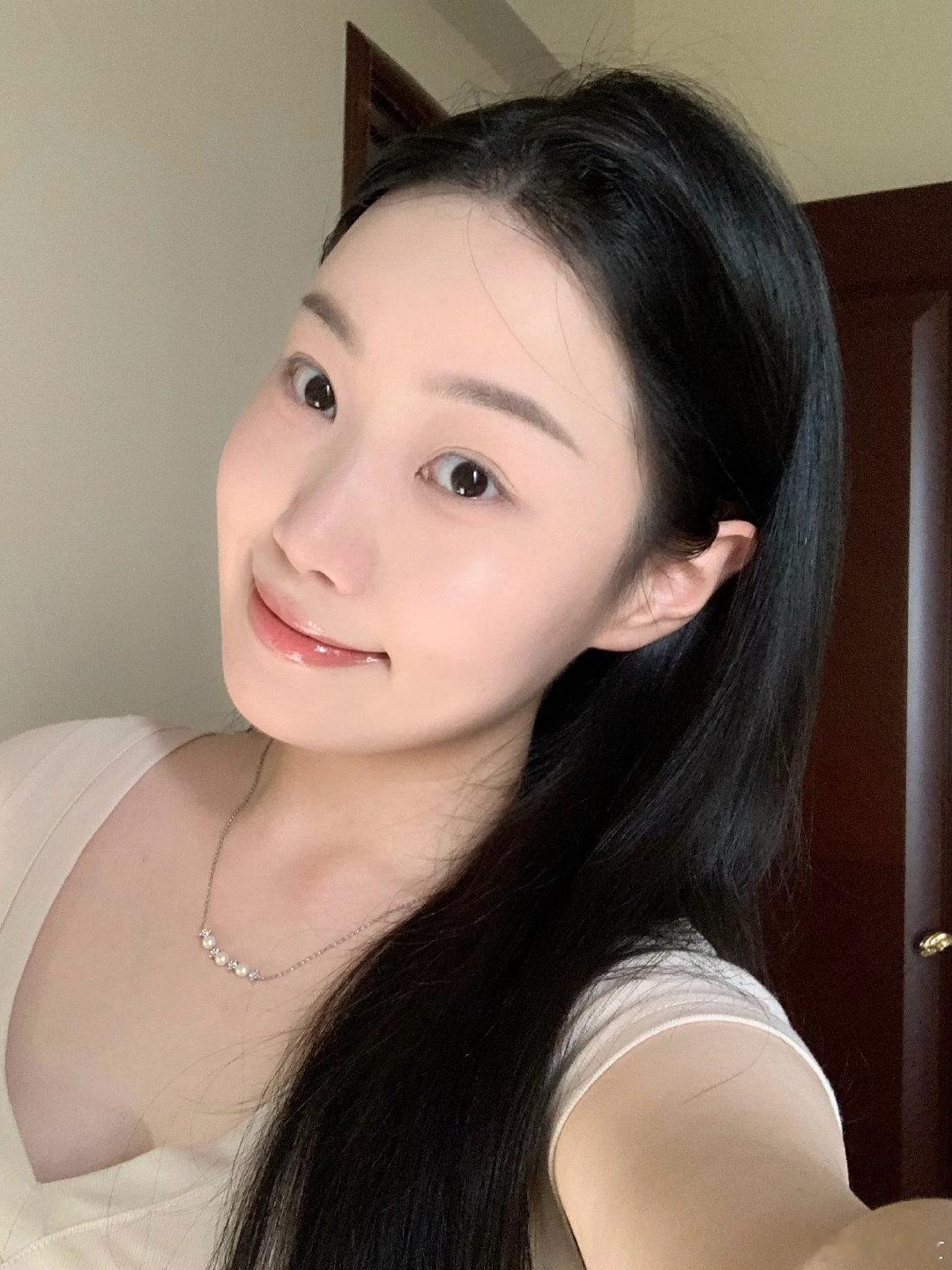 美美的Moira摩登裸光唇蜜 谁能不爱！质地润润的不烧心[哇]秋冬和唇蜜适配度绝佳
之前就露出过！经常涂02 signature 整个就是自带红润气色的妈生白开水感嘴巴 薄涂就很好了 欸喜欢这一挂的姐妹可以看看
这组质地都带细闪 很隐蔽 但整体比普通唇蜜更透亮均匀一些 粘度微微的[送花花]
#金秋美妆上新##双十一先把换季护肤囤#