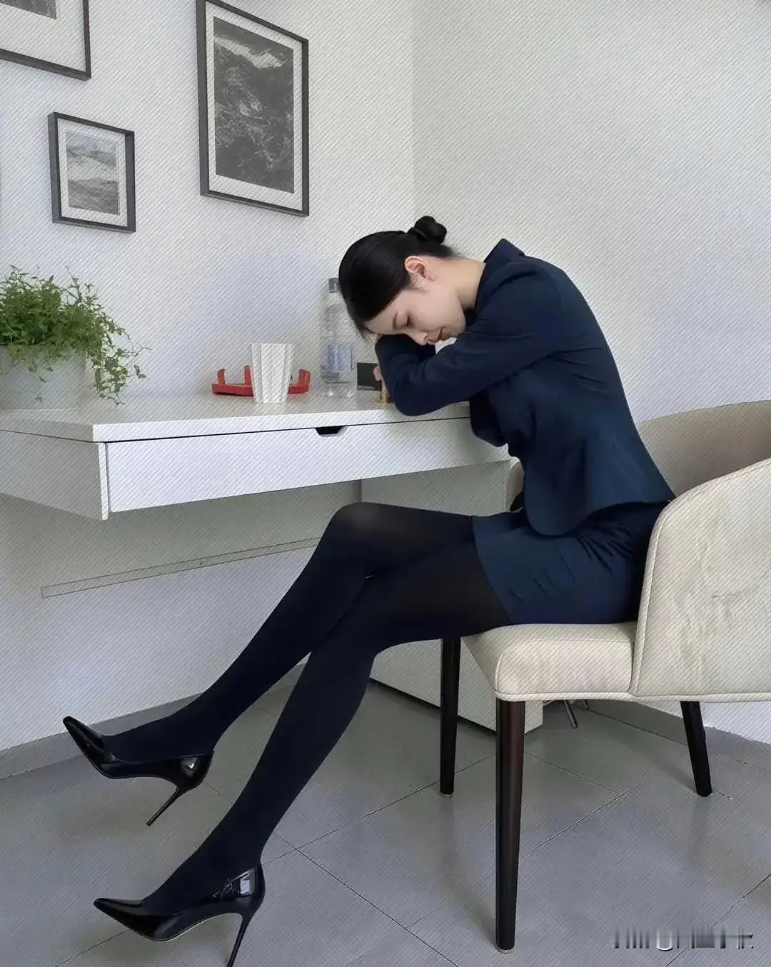 职业装美女困了也是那么美！