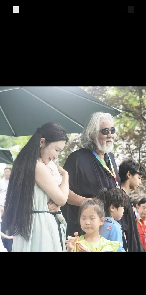 75岁张纪中备孕第五胎，目标生龙太子凑好字？
前天直播里杜星霖全程高调，说生孩子越生越聪明，家里已经进入良性循环，一旁的张纪中全程没怎么说话，要么点头要么附和，反差特别大。
网友都吵翻了，44岁已经是超高龄产妇，之前还有多次剖腹产史，风险多大不用多说。等真生的龙太子上小学，张纪中都80多了，能陪