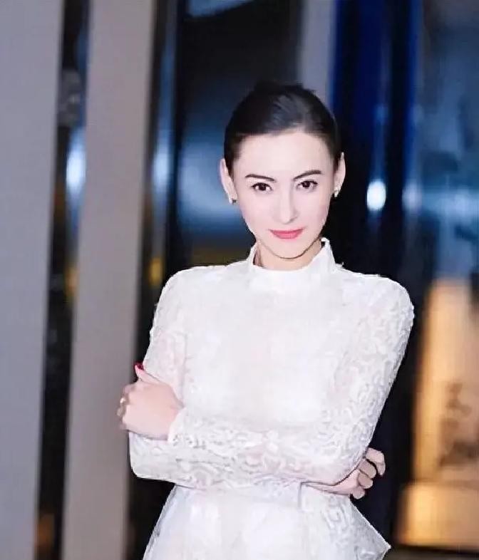 张柏芝“第二个家”终于揭晓：不是豪宅，三胎生父仍未公开
这两天，这条内容之所以会被刷屏，真不是因为“张柏芝又说了什么大消息”，而是很多人点进去以后发现，自己被标题带着往一个方向想，结果看到最后，真正说清楚的只有一半。最先炸开的不是故事本身，而是那种熟悉的感觉：看着像要揭开一个大秘密，最后却像是在雾里