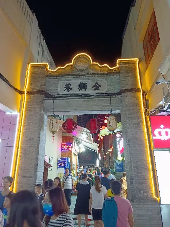 男子去南宁旅游逛夜市，被街边按摩摊大妈热情拉住，五个大妈各司其职按到浑身发麻
 
有一名男子到南宁游玩，夜里出门打卡当地夜市，路边摆着简易的便民按摩摊位，守摊的几位大妈看见路人就主动上前招呼，男子架不住热情拉扯，停下脚步打算体验一次放松。
摊位的空间不算宽敞，五位大妈分工分得清清楚楚，有人负责按压肩