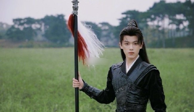 于正官宣一个新人，06年的小演员。对他的期许是：不要独美、不要油、不要性缩力满满… ​​​