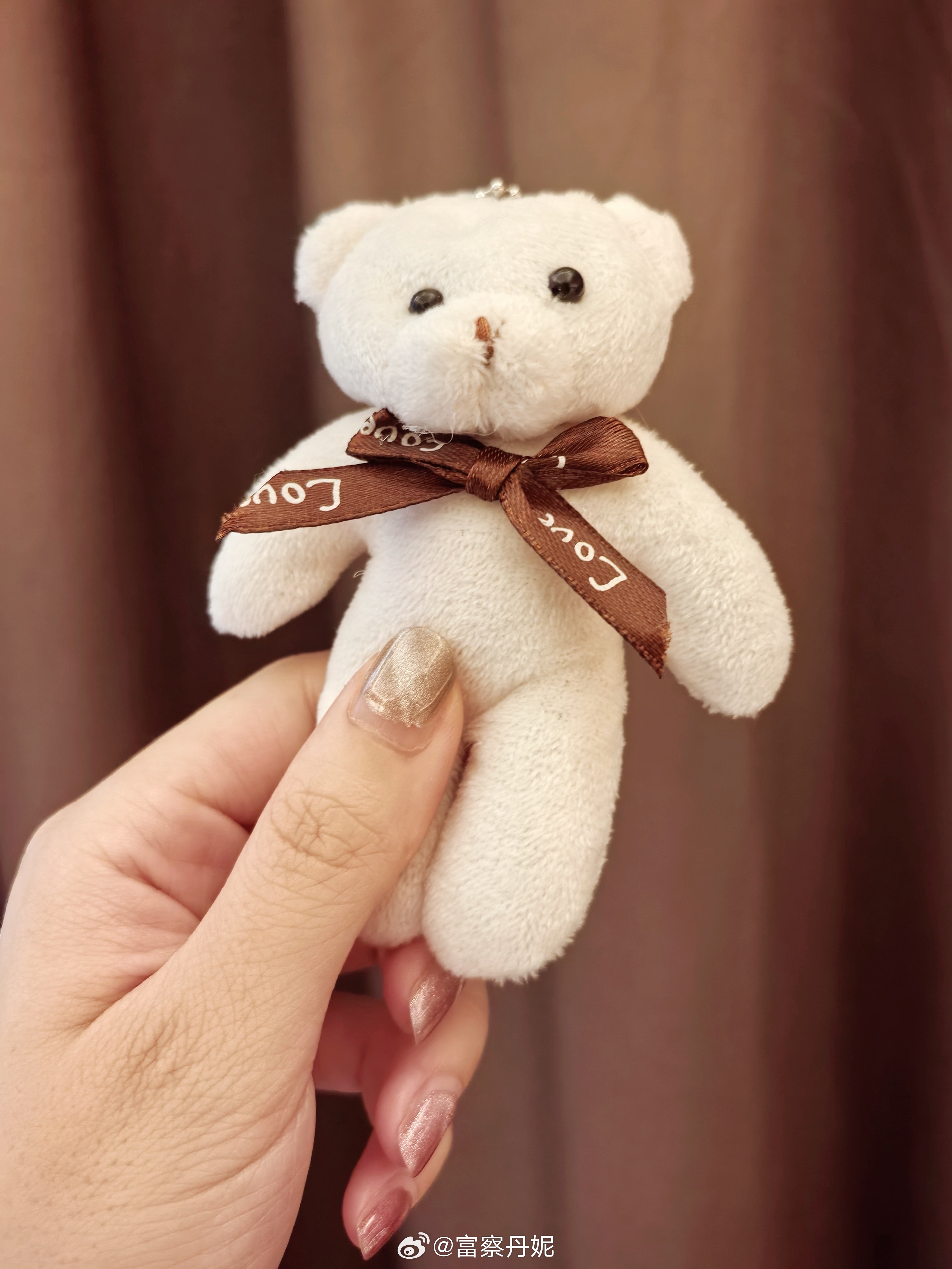 午休时收到一份匿名快递📦…想好奇问下：这只治愈系小熊🐻是谁送的呀？...