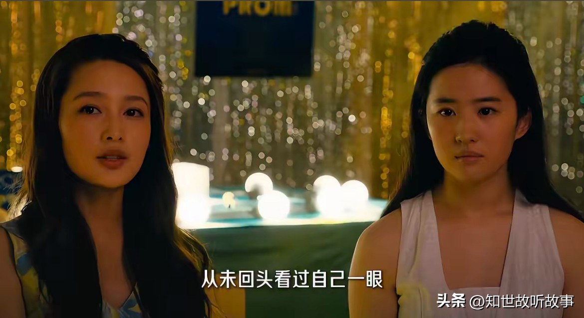 我们都被刘亦菲的“天仙”称呼给骗了！她其实根本就不长那样！
刘亦菲14岁出道的时候确实很漂亮，后面拍的赵灵儿、王语嫣的古装造型也十分适合她。
剧中仙气飘飘的侠女造型，让粉丝们都叫她天仙姐姐。
后来刘亦菲虽然不再有特别爆的作品超出，但只要她一出现，就是铺天盖地的美貌营销。
“神仙姐姐”、“珠宝消失术”