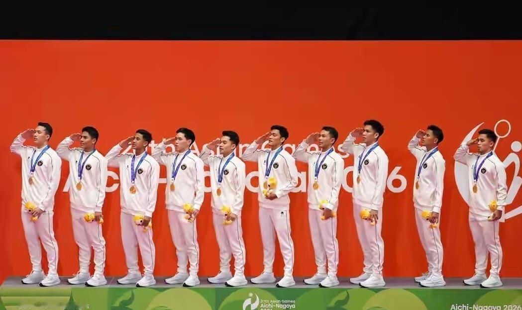 石宇奇两局拿下乔纳坦，梁王组合鏖战三局啃下印尼一双，中国队大比分二比零领先，冠军点到手。然后李诗沣输了，何济霆刘毅这对临时凑的组合被对手两局带走，翁泓阳也没能顶住。三盘连丢，二比三，印尼人在场边抱成一团，国羽男团三连冠的梦就这么碎了。
最扎心的不是输球本身，是那两分优势怎么来的、又是怎么没的。前两盘