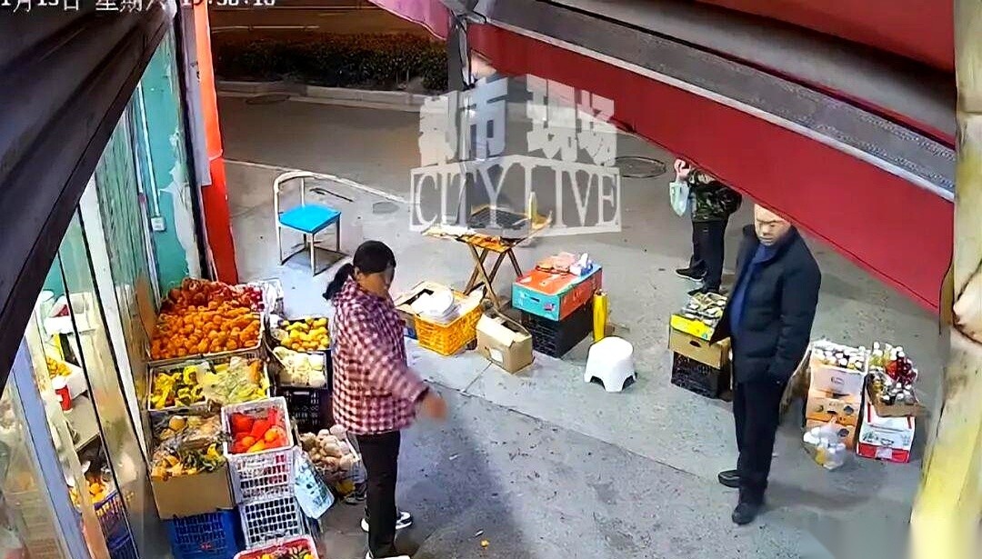 一听老板娘说要报警，刚才还躺地上哼哼唧唧，说腰断了腿也折了的老太太...