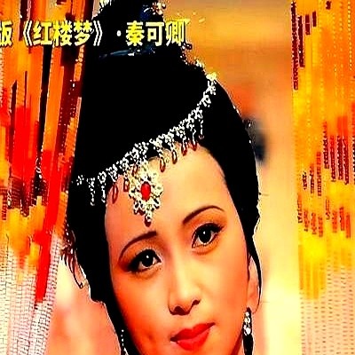 多伦多首映98%上座率，全场无人提前离场，52岁的周迅坐在角落眼眶通红。

陈可辛新片《明天，会更好》里，她搭档23岁的文淇，演个记忆被吃掉的女人。镜头贴脸，皱纹、疲惫和神经质的颤抖毫无保留。前阵子生图流出被网民嘲讽“老了”，她没回应，转头带着另一部戏《初次尝到寂寞》进了釜山主竞赛。

外界总爱说《