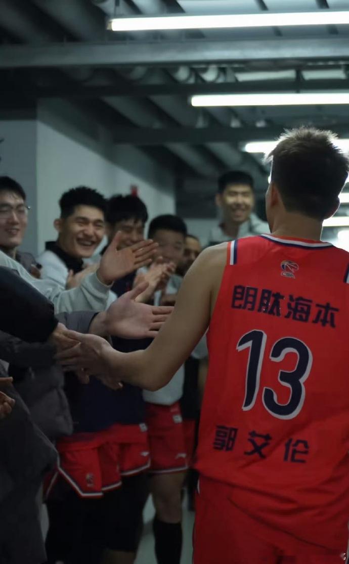 广州龙狮对郭艾伦的做法，很大程度代表了那边人的价值观。刚来的时候，你是...