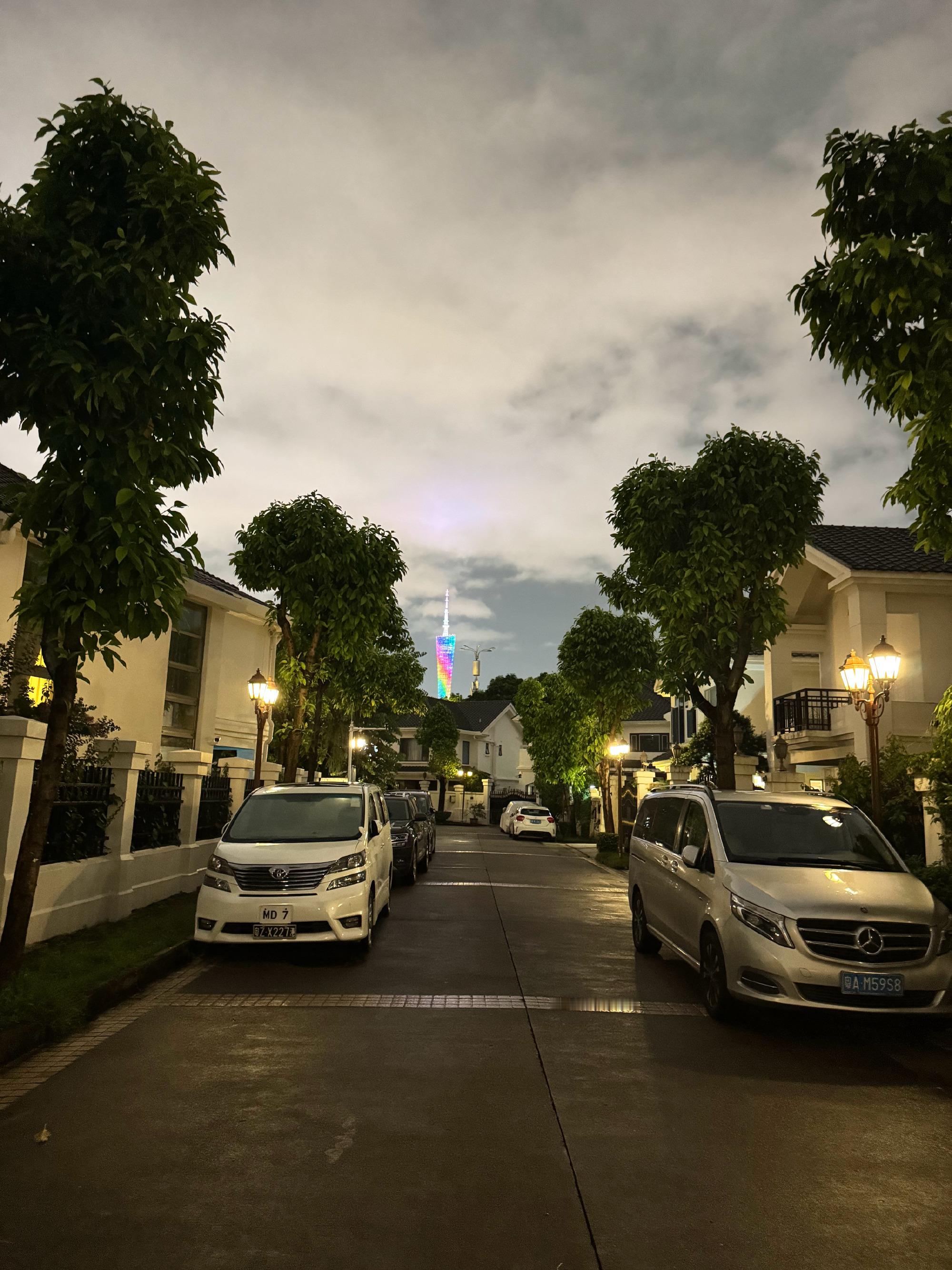 夜晚和老爸喝喝茶，一会交易中心的兄弟也过来喝茶🫖现在AI时代慢慢从数...