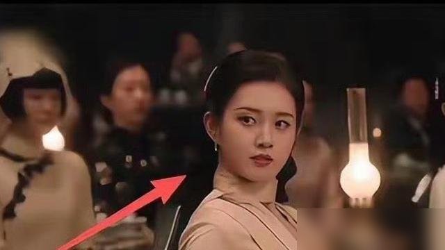 直播断了30分钟，愣是没掉人，还干到了90万在线。

郭雨欣这场《玉簟秋》的首播直播，纯属事故。画面一黑，人就没了。结果观众不走，弹幕刷屏硬等了半小时。回来一看数据，热度直接顶到全网第一。

这姑娘路子野。中戏毕业不端架子，跑龙套，拍短剧，《盛夏芬德拉》里熬出来的脸熟。现在跳进长剧演豪门独女陶紫宜，