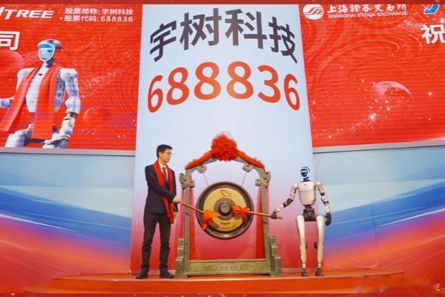 #宇树总市值已跌超1500亿# 两天蒸发1500多亿，热闹之外更该看看行业本身。人形机器人七成订单还停在科研教育，进工厂进家庭仍待时日。王兴兴说，机器人跟真实世界的最后几厘米误差修不好，成功率就会暴跌，行业突破快则两三年、慢则五到十年。方向没错，只是估值跑太快，机器人还在蹒跚学步。等它真正 ​