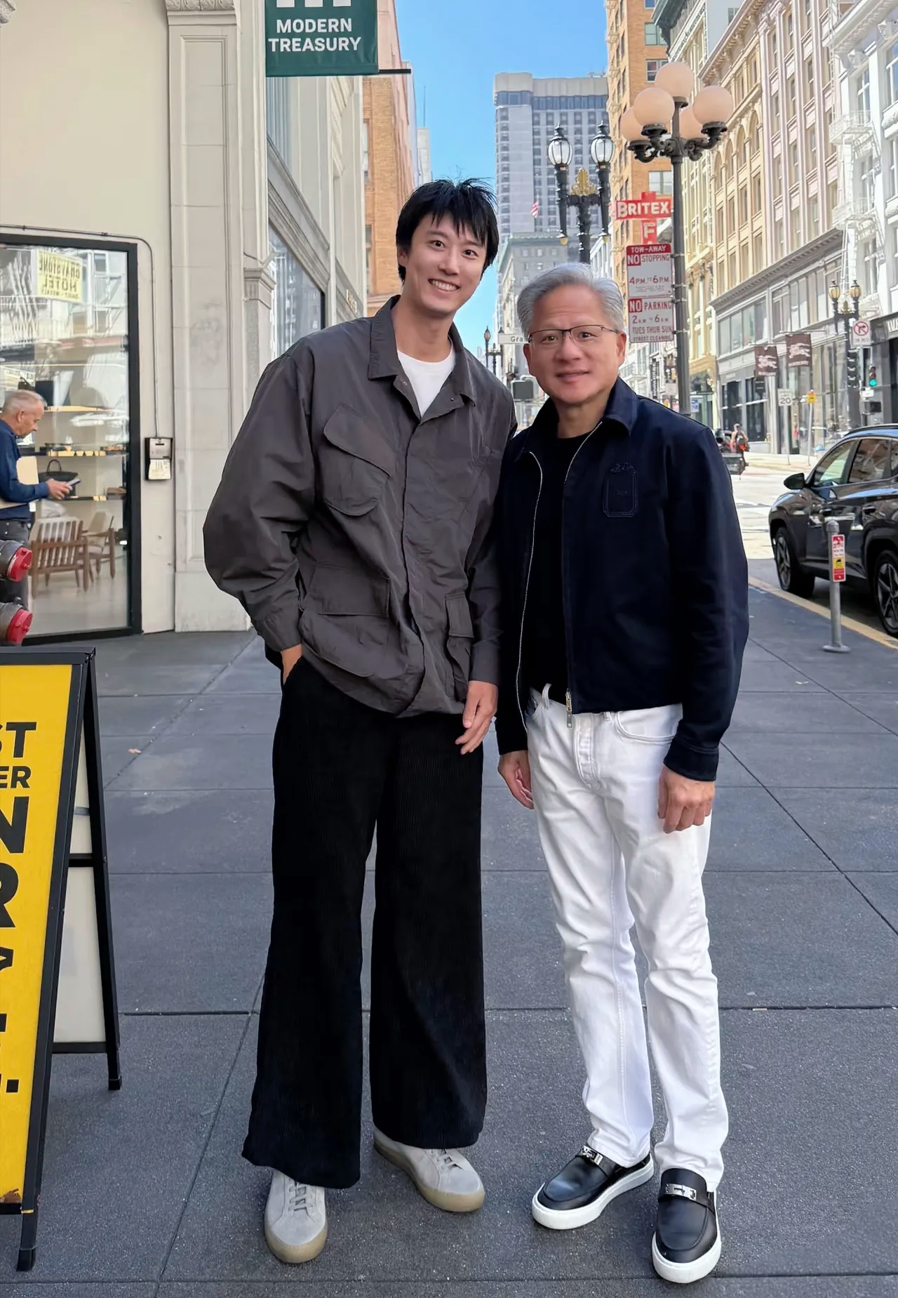 英伟达总裁黄仁勋被偶遇，爱马仕配货鞋抢镜！身价千亿照样穿老婆的“配货”，这才是真夫妻。