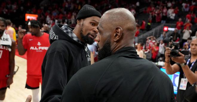 据ESPN报道，41岁的詹姆斯在经历超过三周的自由球员决定过程后，于7...