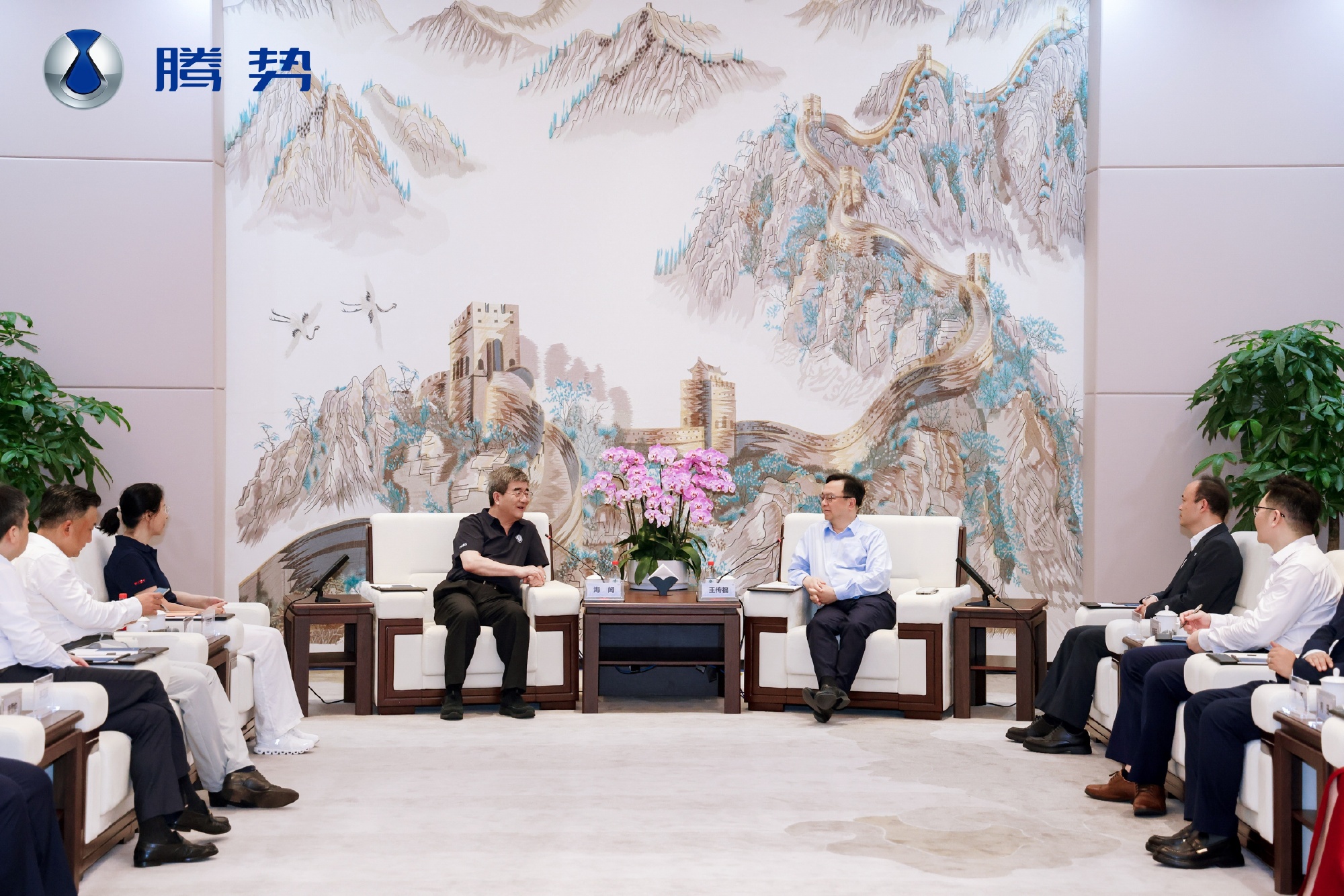 北京大学原副校长、北京大学汇丰商学院创院院长海闻教授带领北京大学校友企...