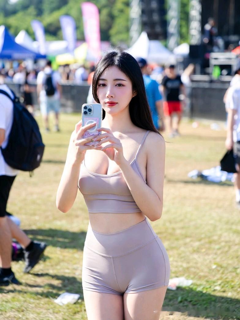 【原创照片】年轻美女瑜伽裤外穿也这么好看！  音乐节真的是美女集散地 ...