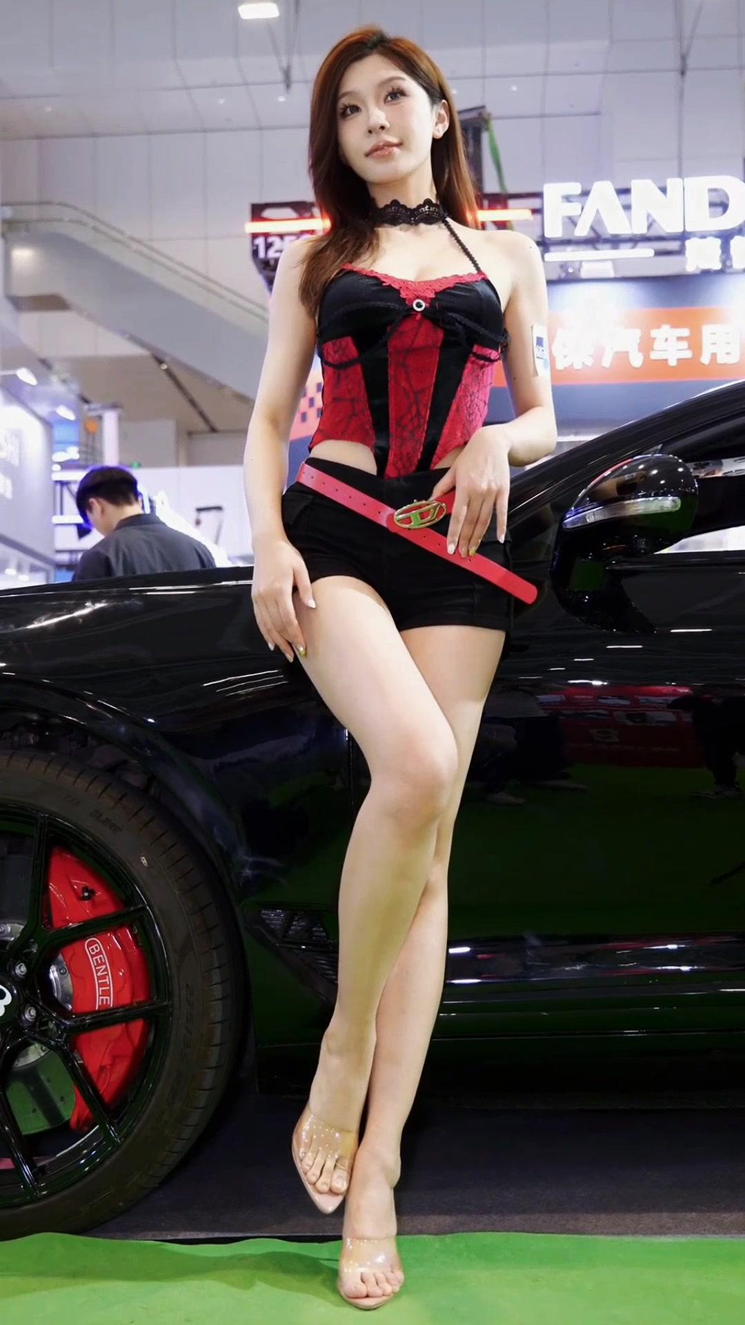 车展车模有多绝？今天带你们看车展上的神仙颜值车模！ 她们穿着精致的礼服...