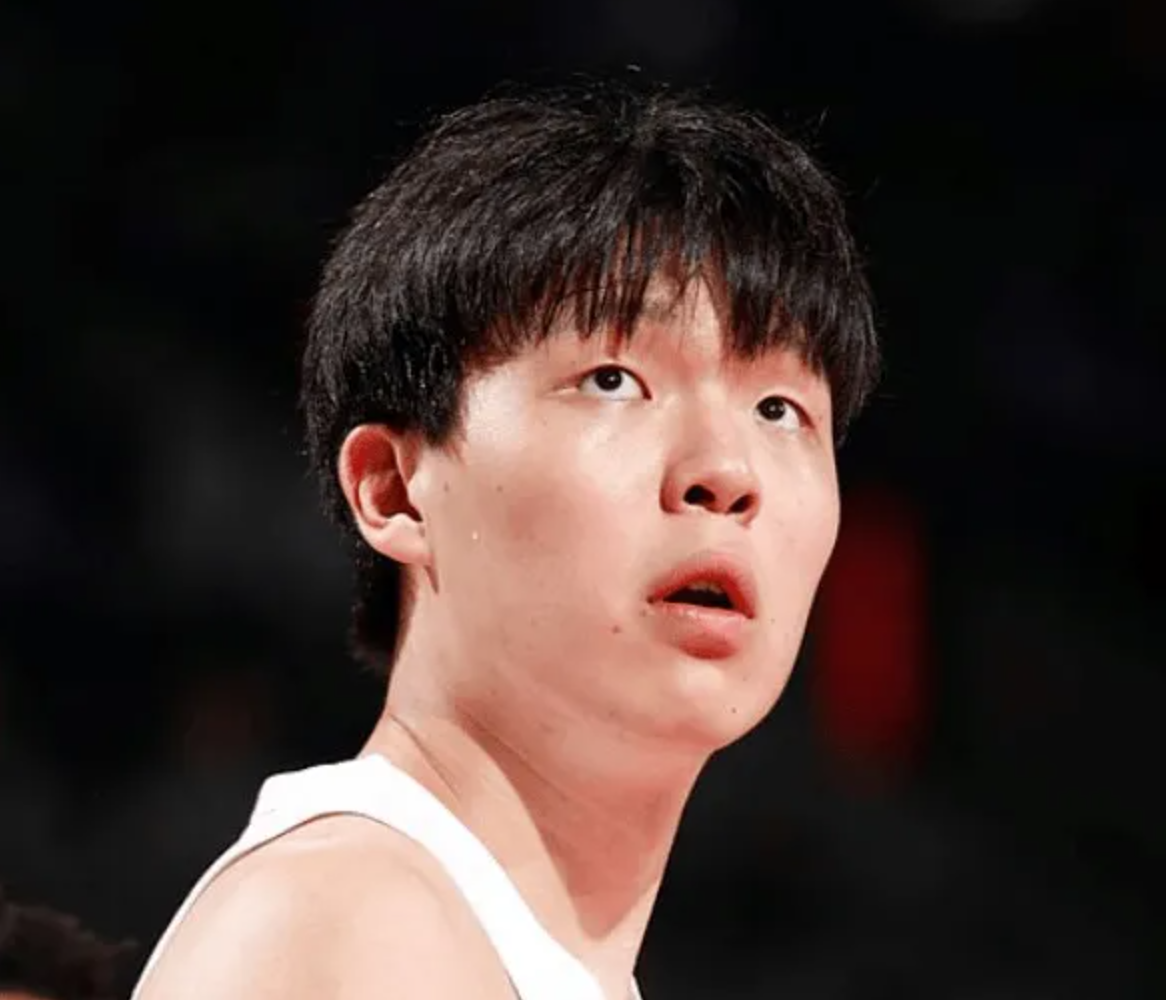 篮球媒体人：杨瀚森对位到有投射移动快的人，会比较难受！
NBA 季前赛迎来一场对决，开拓者客场 110-98 拿下国王。这场比赛分差早早拉开，教练把第四节完整交给中国球员杨瀚森，他打满整节，可惜球权寥寥。全场 5 投 2 中，三分、罚球全部落空，交出 4 分 6 篮板 1 助攻 1 盖帽的数据，也附