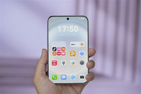 【#余承东喊话再次应验#】#余承东备用机说法应验了#早前余承东曾公开喊话iPhone用户，建议大家可以买一台阔直板当备用机体验一段时间，用不了多久大概率就会直接把它换成日常使用的主力机，他本人对这款产品的体验竞争力非常有信心。10月16日，数码闲聊站发文称：摸了下渠道数据，华为阔直板出货量已超 ​